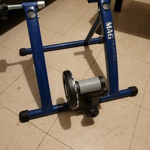 Graber Mag Trainer bicycle stand. 3 levels of magnetic resistance.  For Any bike